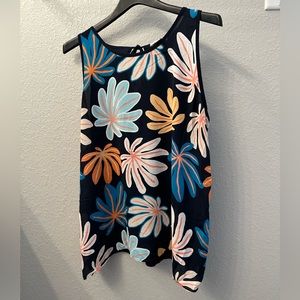 Loft tank with keyhole back